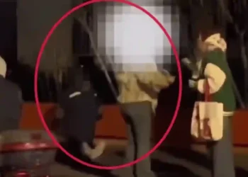 Chinese Mom Makes Daughter Walk on Knees in Cold